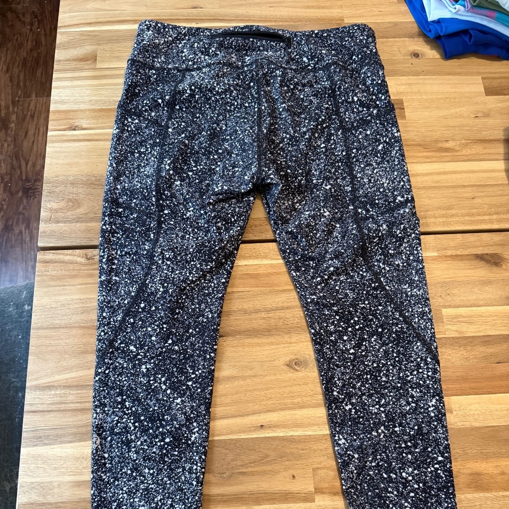 Lululemon scalloped bottom leggings